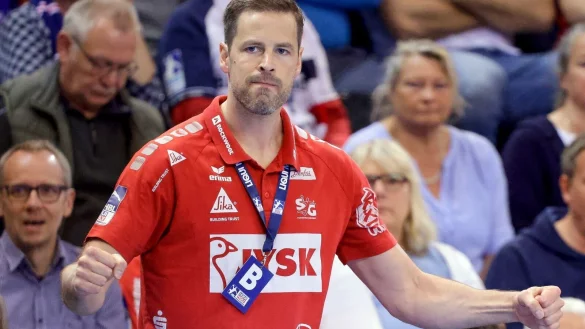 Flensburgs Trainer Mark Bult gestikuliert an der Seitenlinie. - &copy; Axel Heimken/dpa
