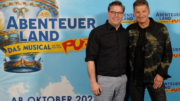 Der S&auml;nger Hartmut Engler (r) von der Band Pur und Producer Martin Flohr bei der Vorstellung des Musical &laquo;Abendteuerland - Musical mit Hits von Pur&raquo;. - &copy; Henning Kaiser/dpa