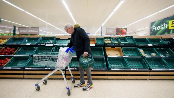 Ein Mann steht vor einem leeren Gem&uuml;seregal in einem Supermarkt in Manchester. - &copy; Jon Super/XinHua/dpa