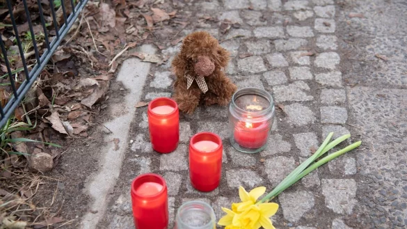 Kerzen und Blumen stehen unweit der Stelle, an der das verletzte M&auml;dchen gefunden wurde. Trotz Reanimation verstarb es. - &copy; Paul Zinken/dpa