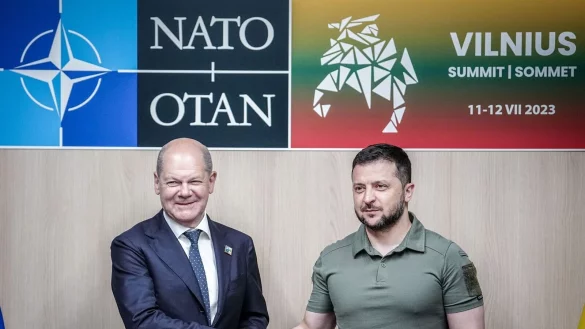 Bundeskanzler Olaf Scholz (SPD) und der ukrainische Pr&auml;sident Wolodymyr Selenskyj am Rande des Nato-Gipfels. - &copy; Kay Nietfeld/dpa