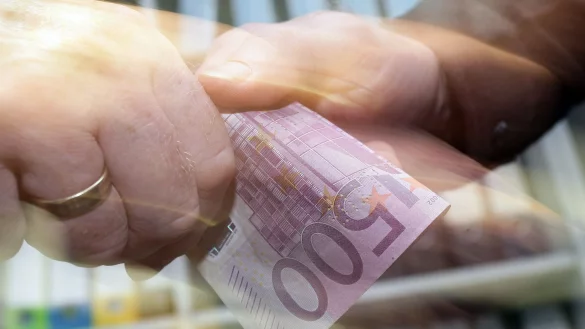 Unter der Hand: Ein 500-Euro-Schein wechselt den Besitzer (Symbolbild). - &copy; Peter Steffen/dpa