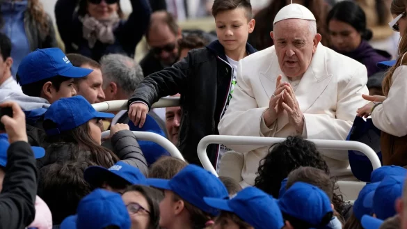 Vor dem Krankenhausaufenthalt: Papst Franziskus spricht mit Kindern bei seiner Generalaudienz. - &copy; Alessandra Tarantino/AP/dpa