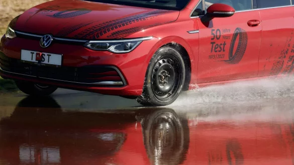 Gute Reifen m&uuml;ssen nicht unbedingt immer die teuersten sein, aber die billigsten stehen bei Tests selten ganz weit vorn. - &copy; Marc Wittkowski/ADAC/dpa-tmn