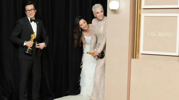 Sie haben einen Oscar gewonnen: Ke Huy Quan (l-r), Michelle Yeoh und Jamie Lee Curtis. - &copy; Jordan Strauss/Invision/AP