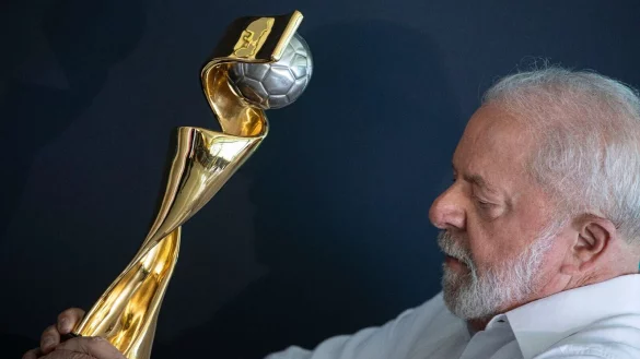 Brasiliens Pr&auml;sident Luiz In&aacute;cio Lula da Silva mit der WM-Troph&auml;e. - &copy; Jo?dson Alves/Agencia Brazil/dpa