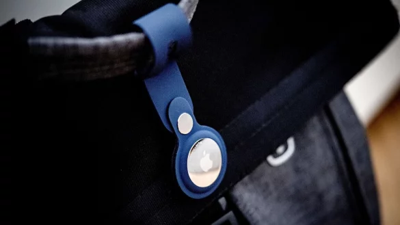 Apple und Google wollen mit einer gemeinsamen Initiative den Missbrauch von kleinen Bluetooth-Ortungsger&auml;ten f&uuml;r unerw&uuml;nschtes Tracking von Personen verhindern. - &copy; Zacharie Scheurer/dpa-tmn/dpa