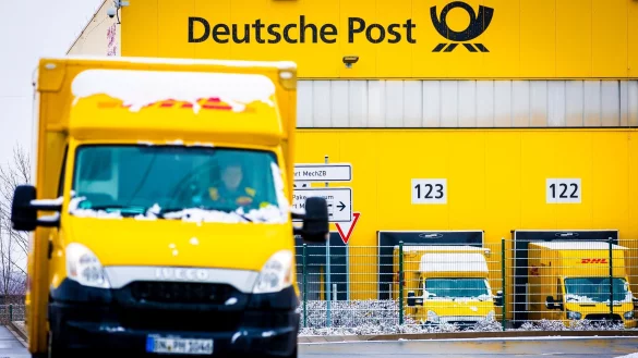 Ein Zustellfahrzeug verl&auml;sst eine Deutsche-Post-DHL-Niederlassung. - &copy; Moritz Frankenberg/dpa/Archivbild