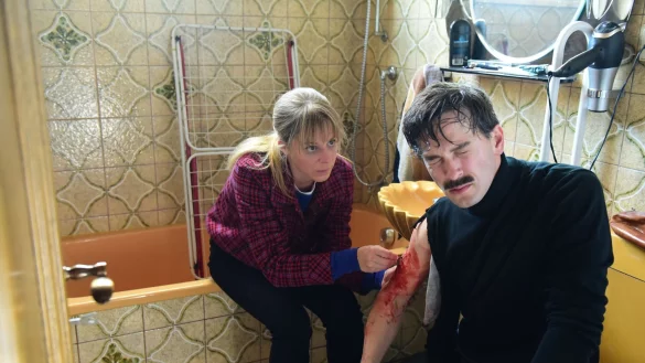 Angelika Flierl (Bernadette Heerwagen) leistet bei ihrem verletzten Entf&uuml;hrer (Franz Dinda) erste Hilfe und n&auml;ht eine Wunde. - &copy; J&uuml;rgen Olczyk/ZDF/dpa