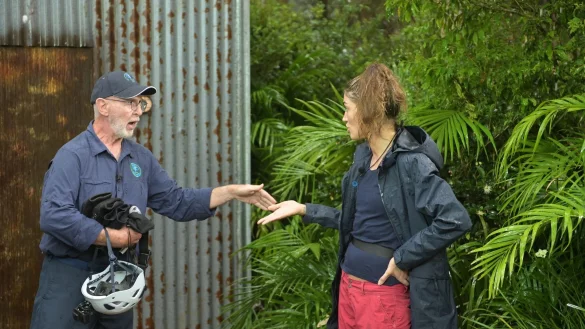 Dr. Bob spricht vor der Dschungelpr&uuml;fung mit Tessa Bergmeier. - &copy; Stefan Thoyah/RTL/dpa