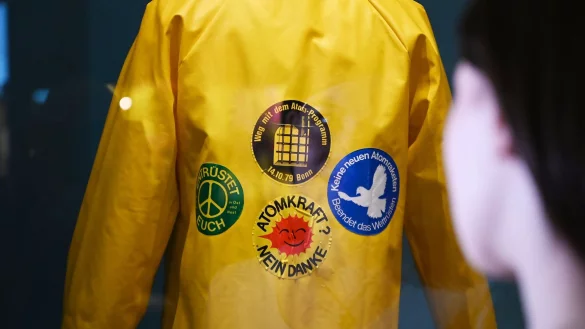 Ein westdeutscher &laquo;Friesennerz&raquo; mit Protestaufklebern. - &copy; Uli Deck/dpa