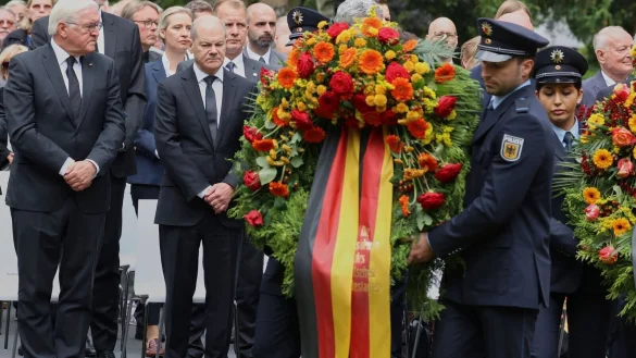Bundespr&auml;sident Frank-Walter Steinmeier (l.) und Bundeskanzler Olaf Scholz (2.v.l) bei der zentralen Gedenkfeier f&uuml;r die Opfer des Volksaufstands vom 17. Juni 1953. - &copy; Joerg Carstensen/dpa