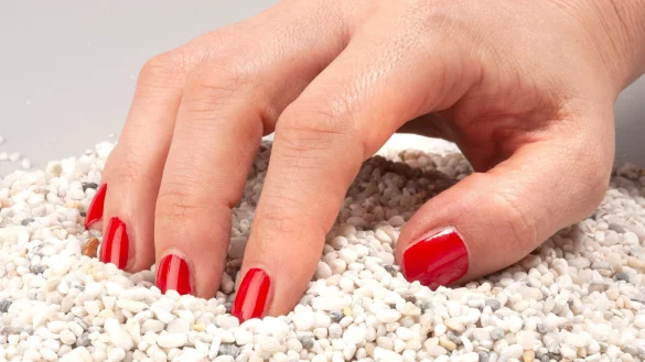 Doppelt gemoppelt: Damit Nagellack möglichst lange auf den Nägeln hält, kann man nach dem Trocknen eine zweite Schicht auftragen. - © Ralph Kaiser/Stiftung Warentest/dpa-tmn