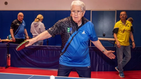 Der Moderator Frank Elstner in Aktion beim internationalen Tischtennis-Event «PingPongParkinson German Open». - © Malte Krudewig/dpa