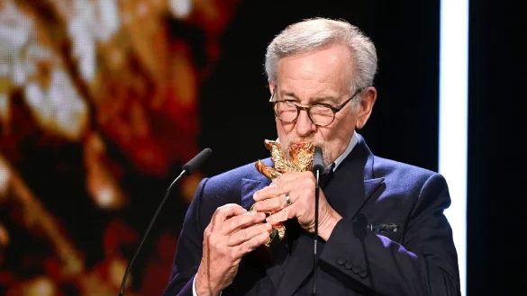 US-Regisseur Steven Spielberg freut sich &uuml;ber die Auszeichnung mit dem Goldenen Ehrenb&auml;ren der Berlinale. - &copy; Jens Kalaene/dpa