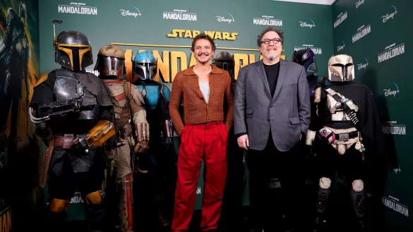 Schauspieler Pedro Pascal (l) und Regisseur Jon Favreau stellten die &laquo;Star Wars&raquo;-Serie "The Mandalorian" in London vor. - &copy; Yui Mok/PA Wire/dpa