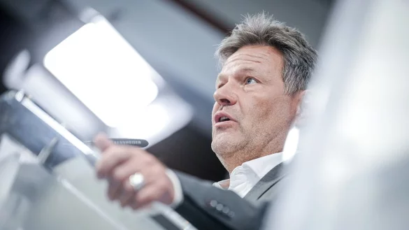 Robert Habeck, Bundesminister f&uuml;r Wirtschaft und Klimaschutz, spricht &uuml;ber die Bedeutung und Ausgestaltung eines Industriestrompreises f&uuml;r energieintensive Unternehmen. - &copy; Kay Nietfeld/dpa