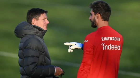 Eintracht-Cheftrainer Oliver Glasner (l) und Torwart Kevin Trapp. - © Arne Dedert/dpa