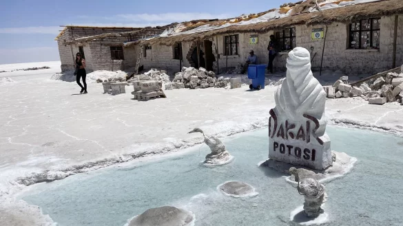 Das Salzhotel Playa Blanca liegt mitten in der Salar de Uyuni. Eine Stele erinnert daran, dass hier auch mal die Rallye Dakar Station machte. - &copy; Manuel Meyer/dpa-tmn