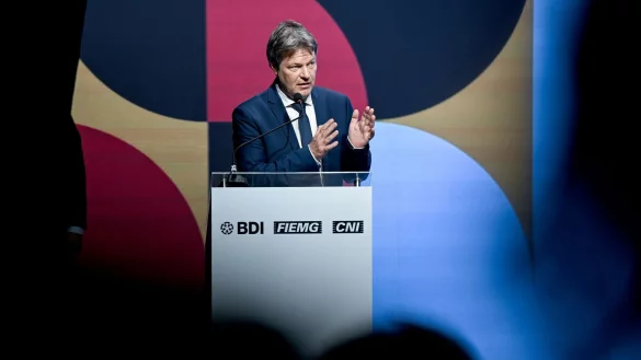Wirtschaftsminister Robert Habeck spricht bei den Deutsch-Brasilianischen Wirtschaftstagen 2023. - &copy; Britta Pedersen/dpa
