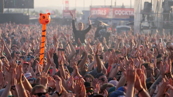 Tausende Rockfans tanzen vor der Hauptb&uuml;hne des Festivals Rock am Ring. - &copy; Thomas Frey/dpa