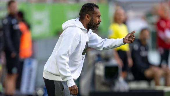 D&uuml;sseldorfs Trainer Daniel Thioune gibt Anweisungen. - &copy; David Inderlied/dpa/Archivbild