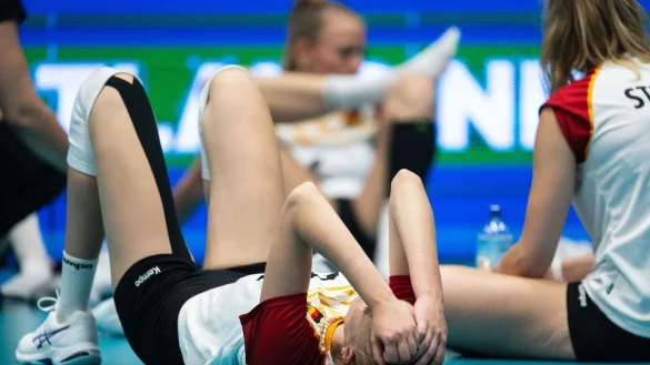 Deutschlands Camilla Weitzel liegt nach der Partie auf dem Boden. - &copy; Marius Becker/dpa