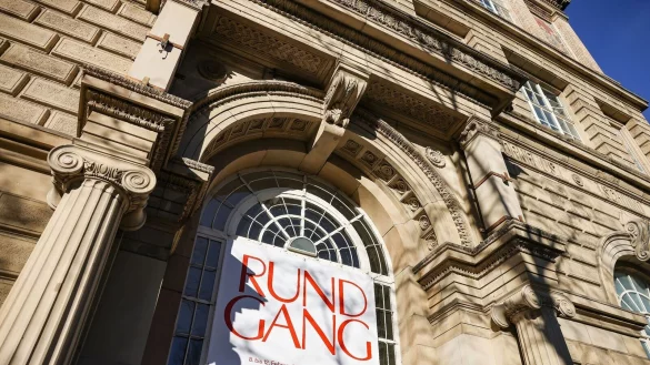 Ein Banner mit der Aufschrift "Rundgang" hängt am Eingang der Kunstakademie Düsseldorf. - © Oliver Berg/dpa/Archivbild
