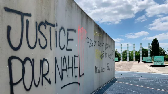 &laquo;Gerechtigkeit f&uuml;r Nahel&raquo;: Seit dem Tod des 17-J&auml;hrigen durch eine Polizeikugel wurde Frankreich von schweren Krawallen ersch&uuml;ttert. - &copy; Cara Anna/AP/dpa