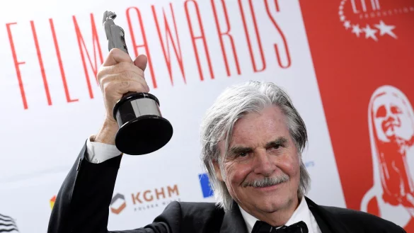 Der &ouml;sterreichische Schauspieler Peter Simonischek zeigt bei der Verleihung des 29. Europ&auml;ischen Filmpreise seine Auszeichnung (2016). - &copy; Jacek Turczyk/PAP/epa/dpa