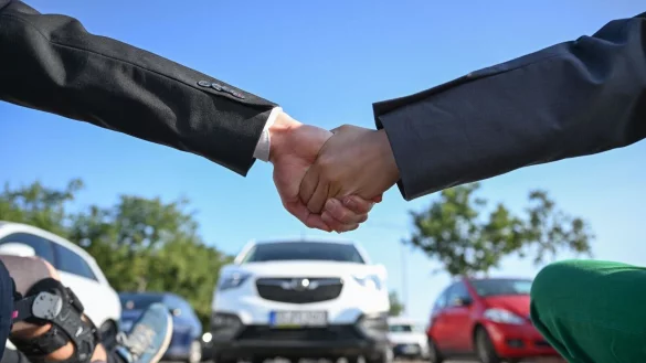 Mitglieder der Protestgruppe Letzte Generation nehmen an einer Sitzblockade an der Autobahnabfahrt am Elbepark in Dresden teil. - &copy; Robert Michael/dpa