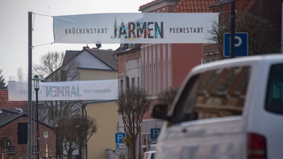 In Jarmen ist ein Polizist mit einem Messer schwer verletzt worden. Der Angreifer ist einer Schussverletzungen erlegen. - &copy; Stefan Sauer/dpa