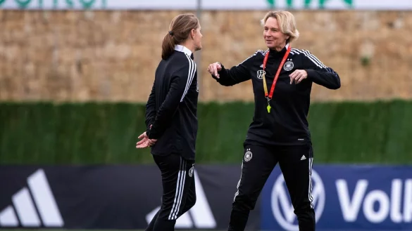 Bundestrainerin Martina Voss-Tecklenburg (r) und Co-Trainerin Britta Carlson auf dem Platz. - &copy; Michael Memmler/Eibner Pressefoto/dpa