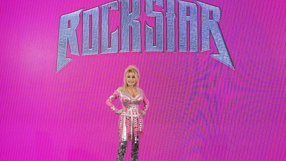 Dolly Parton hat mit verschiedenen Star-Musikern ein Rock-Album aufgenommen. - © Jonathan Brady/PA Wire/dpa