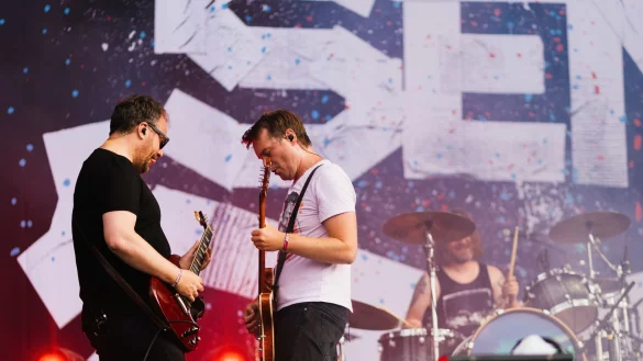 Johannes (l) und Sebastian Madsen sind zwei von drei Geschwistern der Band, die nach ihrem Nachnamen bennant ist. - &copy; Philipp von Ditfurth/dpa