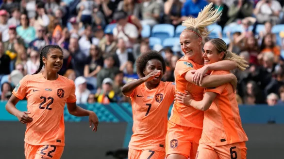 Die Niederl&auml;nderin Jill Roord (r) und ihre Teamkolleginnen jubeln nach ihrem F&uuml;hrungstor. - &copy; Mark Baker/AP/dpa