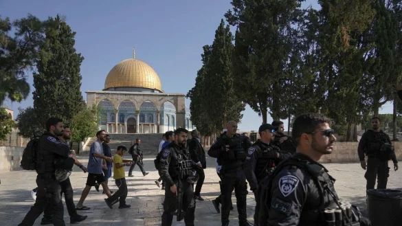 Israelische Polizisten eskortieren eine Gruppe jüdischer Männer zum Tempelberg in der Altstadt von Jerusalem - im Hintergrund die Al-Aqsa-Moschee. - © Mahmoud Illean/AP/dpa