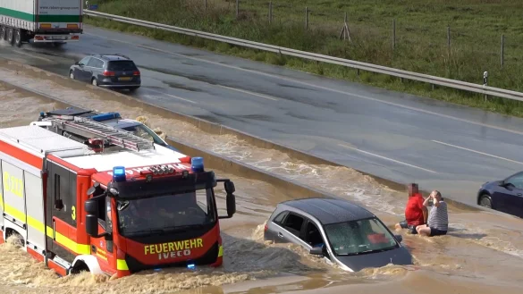 Fahrzeuge stehen auf der nach einem Unwetter &uuml;berfluteten Fahrbahn der Autobahn 2 bei Beckum. - &copy; Lametz Mauermann/News 4 Video-Line TV/dpa