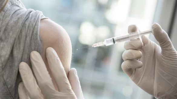 Eine Frau l&auml;sst sich gegen Hepatitis-B impfen. - &copy; Robert G&uuml;nther/dpa-tmn