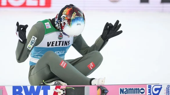 Halvor Egner Granerud jubelte in der Pose von Fu&szlig;ball-Star Erling Haaland. - &copy; Daniel Karmann/dpa