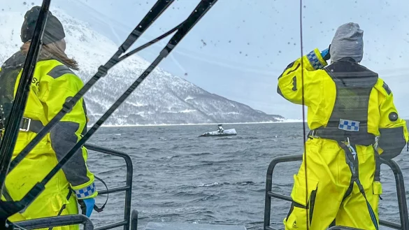 Einsatzkr&auml;fte suchen nach &Uuml;berlebenden nach einer Schneelawine auf der Insel Rein&oslash;ya. - &copy; Redningsselskapet/ Bergesen Dy/NTB/dpa