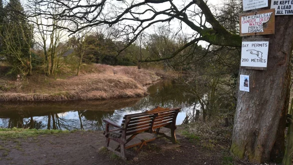 Die Bank, auf der das Telefon der vermissten Mutter am Ufer des Flusses Wyre gefunden wurde. Die englische Polizei warnt vor Hobby-Ermittlern. - &copy; Peter Powell/PA Wire/dpa