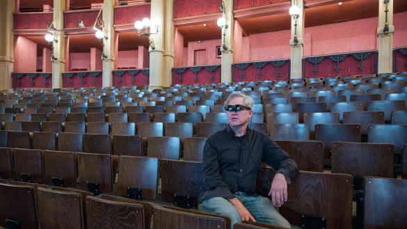 Jay Scheib, Regisseur der Neuproduktion des &laquo;Parsifal&raquo;, sitzt mit einer Augmented Reality (AR) Brille im Zuschauerraum des Festspielhauses. - &copy; Daniel Vogl/dpa