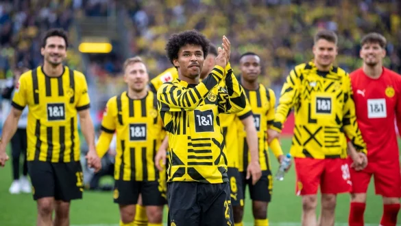 Dortmunds Karim Adeyemi wird von den Fans auf der S&uuml;dtrib&uuml;ne gefeiert. - &copy; David Inderlied/dpa
