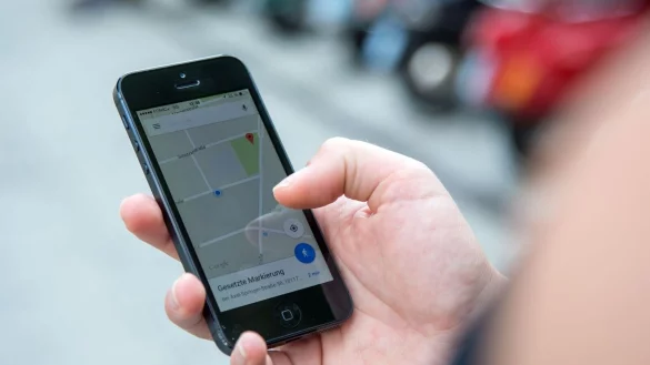 Bei dem Update macht Apple auch in mehr deutschen St&auml;dten die Funktion verf&uuml;gbar, mit der Fu&szlig;g&auml;nger auf die iPhone-Kamera zur&uuml;ckgreifen k&ouml;nnen (Symbolbild). - &copy; Andrea Warnecke/dpa