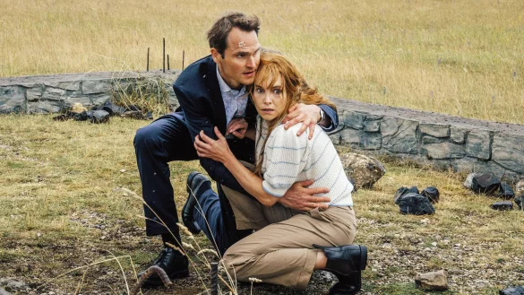 Felix Voss (Fabian Hinrichs) und Eva Hentschel (Sina Martens) m&uuml;ssen im &laquo;Tatort: Hochamt f&uuml;r Toni&raquo; in Deckung gehen. - &copy; Hendrik Heiden/ BR/X Filme Creative Pool GmbH/dpa