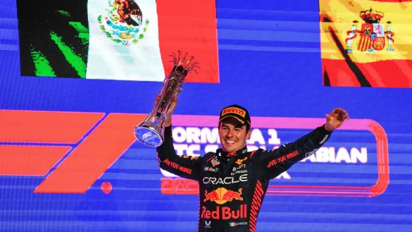 Red-Bull-Pilot Sergio Perez hat den Großen Preis von Saudi-Arabien gewonnen. - © Hassan Ammar/AP