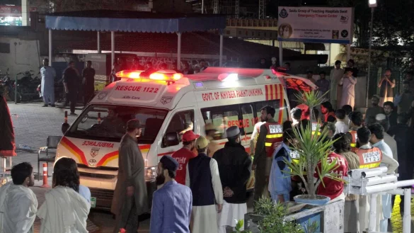 Rettungskräfte bringen Erdbebenopfer in ein Krankenhaus in Saidu Sharif. Die Stadt liegt im pakistanischen Swat-Tal. - © Naveed Ali/AP/dpa