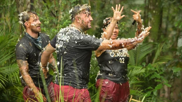 Gigi Birofio (l-r), Cosimo Citiolo und Claudia Effenberg bejubeln bei der Dschungelpr&uuml;fung begeistert ihren Erfolg. - &copy; Stefan Thoyah/RTL/dpa