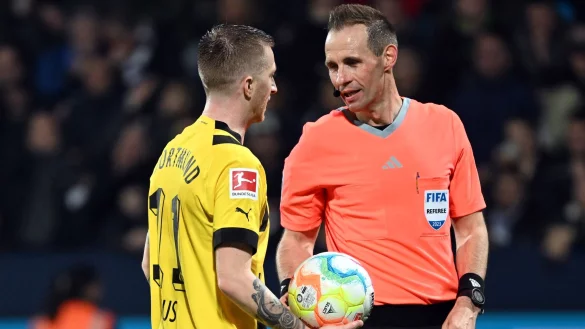 Im Spiel zwischen Bochum und Dortmund hatte sich Sascha Stegemann nach einem Foul an Karim Adeyemi gegen einen Elfmeter entschieden. - &copy; Federico Gambarini/dpa